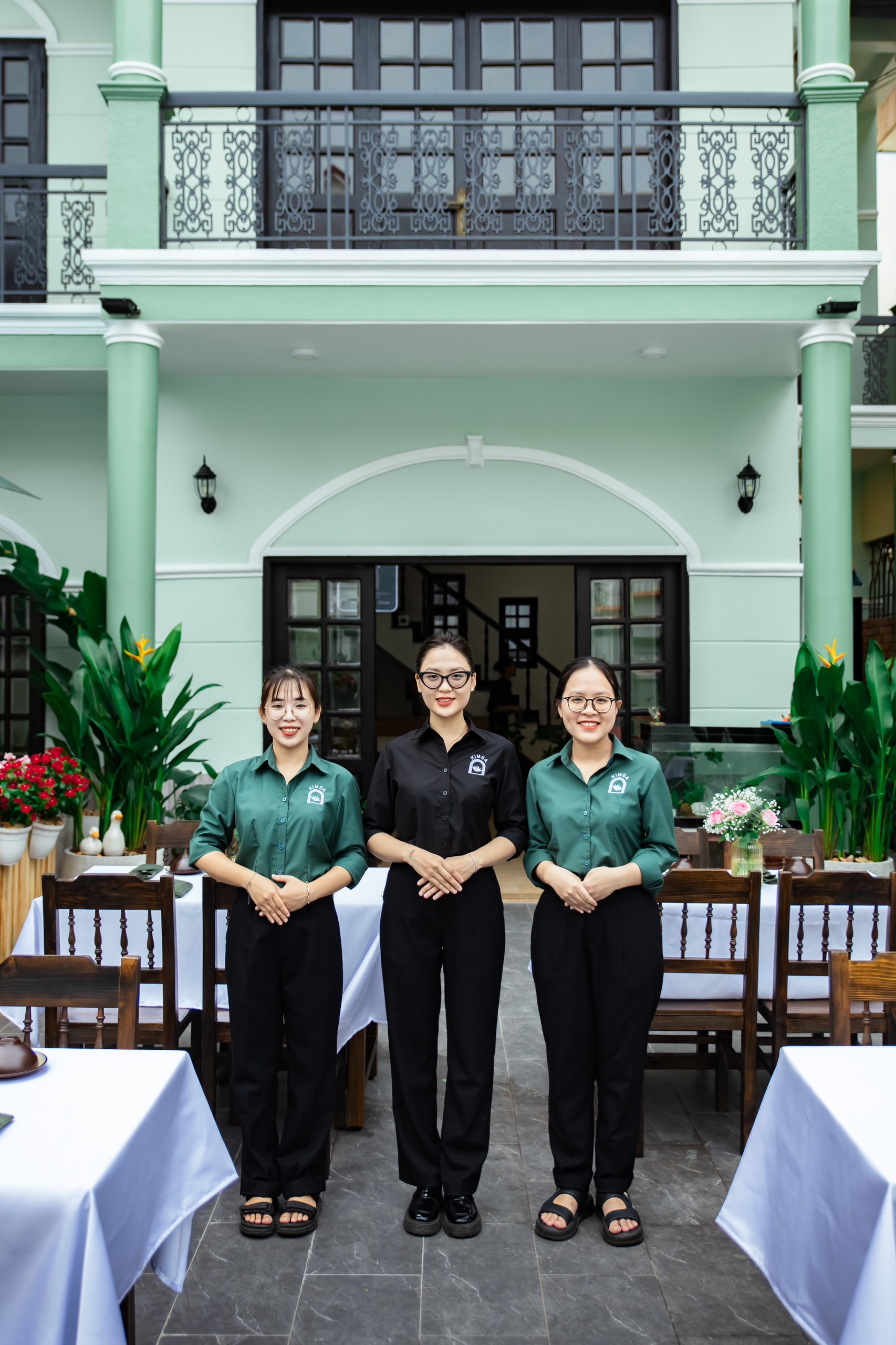 mẫu đồng phục nhà hàng xanh đen