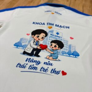 Mặt sau Áo thun đồng phục y tế Khoa Tim mạch với thông điệp Nâng niu trái tim trẻ thơ