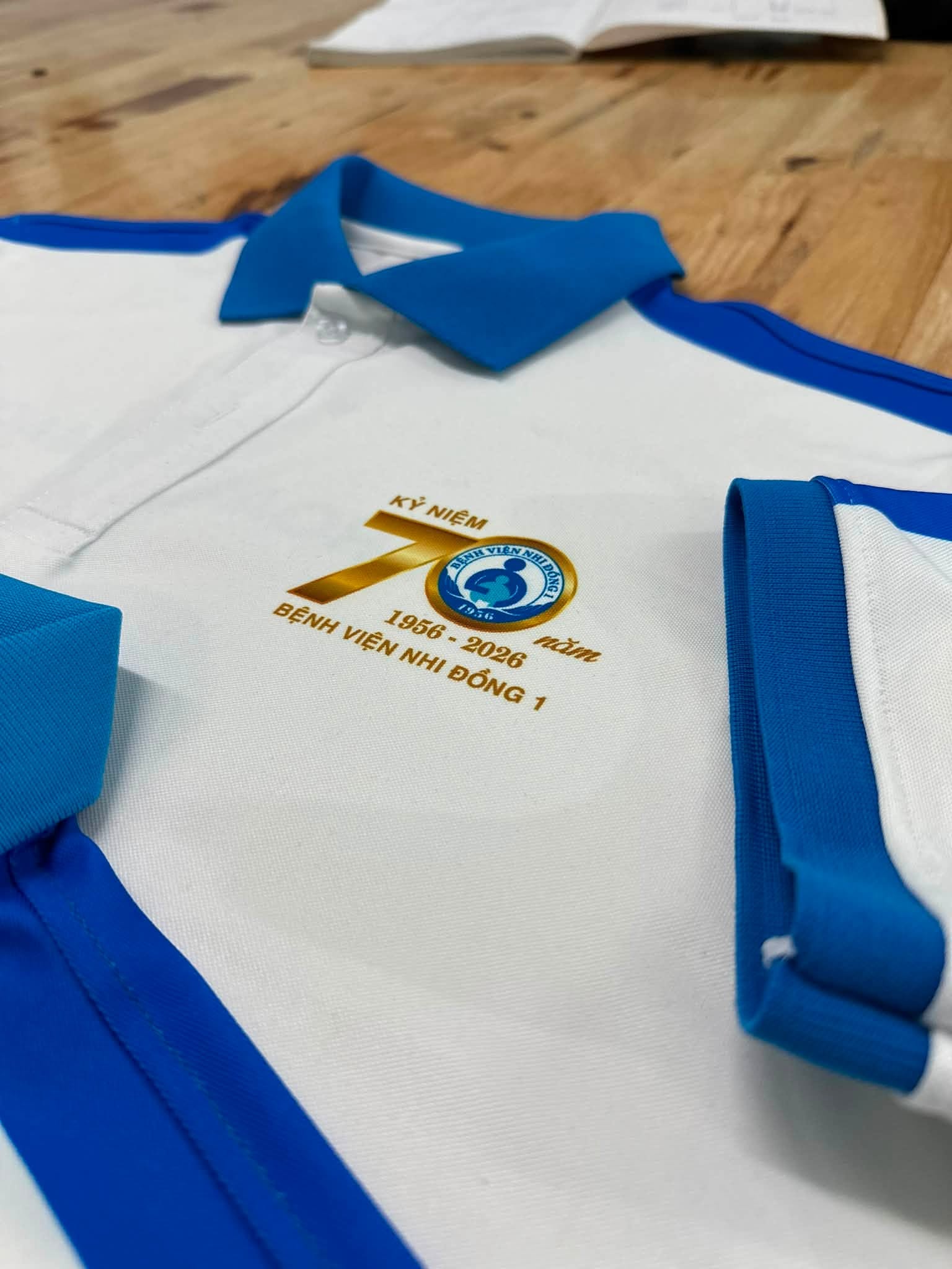 Hình in kỷ niệm 70 năm trên Áo thun đồng phục y tế Bệnh viện Nhi Đồng 1